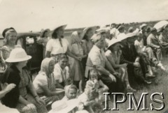 1946, Rongai, Kenia. 
Osiedle dla polskich uchodźców. Grupa widzów podczas meczu piłki nożnej.
Fot. NN, kolekcja: Osiedla polskie w Afryce, Instytut Polski i Muzeum im. gen. Sikorskiego w Londynie