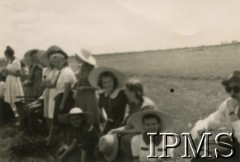 1946, Rongai, Kenia. 
Osiedle dla polskich uchodźców. Grupa widzów podczas meczu piłki nożnej.
Fot. NN, kolekcja: Osiedla polskie w Afryce, Instytut Polski i Muzeum im. gen. Sikorskiego w Londynie