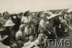 1946, Rongai, Kenia. 
Osiedle dla polskich uchodźców. Grupa widzów podczas meczu piłki nożnej.
Fot. NN, kolekcja: Osiedla polskie w Afryce, Instytut Polski i Muzeum im. gen. Sikorskiego w Londynie
