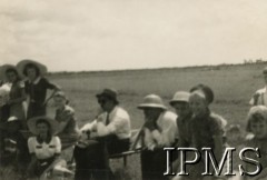 1946, Rongai, Kenia. 
Osiedle dla polskich uchodźców. Grupa widzów podczas meczu piłki nożnej.
Fot. NN, kolekcja: Osiedla polskie w Afryce, Instytut Polski i Muzeum im. gen. Sikorskiego w Londynie