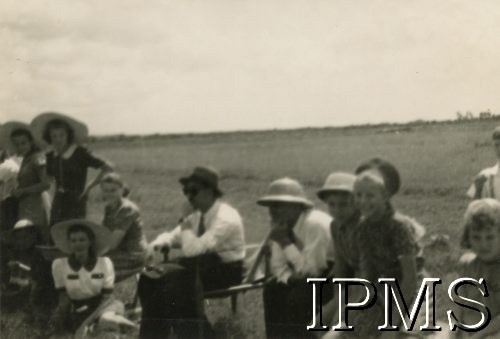 1946, Rongai, Kenia. 
Osiedle dla polskich uchodźców. Grupa widzów podczas meczu piłki nożnej.
Fot. NN, kolekcja: Osiedla polskie w Afryce, Instytut Polski i Muzeum im. gen. Sikorskiego w Londynie