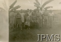 1945-1947, Rongai, Kenia. 
Osiedle dla polskich uchodźców. Grupa osób na tle palm. 
Fot. NN, kolekcja: Osiedla polskie w Afryce, Instytut Polski i Muzeum im. gen. Sikorskiego w Londynie