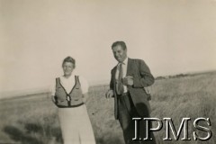 1946, Rongai, Kenia. 
Osiedle dla polskich uchodźców. Kobieta i mężczyzna na łące.
Fot. NN, kolekcja: Osiedla polskie w Afryce, Instytut Polski i Muzeum im. gen. Sikorskiego w Londynie