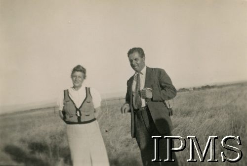 1946, Rongai, Kenia. 
Osiedle dla polskich uchodźców. Kobieta i mężczyzna na łące.
Fot. NN, kolekcja: Osiedla polskie w Afryce, Instytut Polski i Muzeum im. gen. Sikorskiego w Londynie