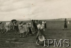 1946, Rongai, Kenia. 
Osiedle dla polskich uchodźców. Grupa widzów po meczu piłki nożnej, w tle boisko sportowe.
Fot. NN, kolekcja: Osiedla polskie w Afryce, Instytut Polski i Muzeum im. gen. Sikorskiego w Londynie