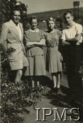 1945-1947, Rongai, Kenia. 
Osiedle dla polskich uchodźców. Grupa osób w towarzystwie Włocha, 2. z lewej stoi M. Kułakowska.
Fot. NN, kolekcja: Osiedla polskie w Afryce, Instytut Polski i Muzeum im. gen. Sikorskiego w Londynie