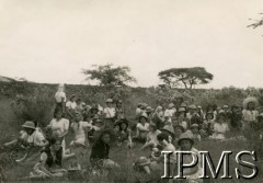 1945-1947, Rongai (okolice), Kenia. 
Osiedle dla polskich uchodźców. Dzieci na wycieczce.
Fot. NN, kolekcja: Osiedla polskie w Afryce, Instytut Polski i Muzeum im. gen. Sikorskiego w Londynie