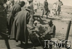 1945-1947, Kenia. 
Prawdopodobnie targ, zdjęcie wykonane podczas wycieczki mieszkańców osiedla dla polskich uchodźców w Rongai.
Fot. NN, kolekcja: Osiedla polskie w Afryce, Instytut Polski i Muzeum im. gen. Sikorskiego w Londynie