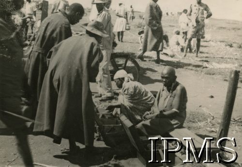 1945-1947, Kenia. 
Prawdopodobnie targ, zdjęcie wykonane podczas wycieczki mieszkańców osiedla dla polskich uchodźców w Rongai.
Fot. NN, kolekcja: Osiedla polskie w Afryce, Instytut Polski i Muzeum im. gen. Sikorskiego w Londynie