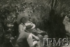 1945-1947, Rongai (okolice), Kenia. 
Mieszkańcy osiedla dla polskich uchodźców w Rongai podczas wycieczki rowerowej, na zdjęciu M. Kułakowska.
Fot. NN, kolekcja: Osiedla polskie w Afryce, Instytut Polski i Muzeum im. gen. Sikorskiego w Londynie