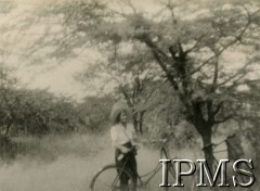 1945-1947, Rongai (okolice), Kenia. 
M. Kułakowska podczas wycieczki rowerowej.
Fot. NN, kolekcja: Osiedla polskie w Afryce, Instytut Polski i Muzeum im. gen. Sikorskiego w Londynie