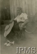 1945-1947, Rongai (okolice), Kenia. 
M. Kułakowska podczas wycieczki rowerowej.
Fot. NN, kolekcja: Osiedla polskie w Afryce, Instytut Polski i Muzeum im. gen. Sikorskiego w Londynie