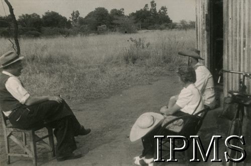 1945-1947, Rongai (okolice), Kenia. 
Mieszkańcy osiedla dla polskich uchodźców w Rongai podczas wycieczki rowerowej, z prawej siedzi M. Kułakowska.
Fot. NN, kolekcja: Osiedla polskie w Afryce, Instytut Polski i Muzeum im. gen. Sikorskiego w Londynie