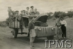 1947, Kenia. 
Uczniowie klasy V z osiedla dla polskich uchodźców w Rongai podczas wycieczki. 
Fot. NN, kolekcja: Osiedla polskie w Afryce, Instytut Polski i Muzeum im. gen. Sikorskiego w Londynie