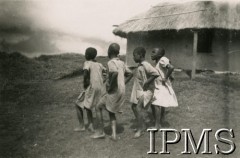 1946, Rongai, Kenia. 
Osiedle dla polskich uchodźców. Tańczące dzieci Kenijczyków.
Fot. NN, kolekcja: Osiedla polskie w Afryce, Instytut Polski i Muzeum im. gen. Sikorskiego w Londynie