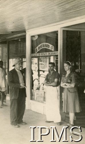 1946-1947, Nakuru, Kenia. 
M. Kułakowska w drzwiach sklepu.
Fot. NN, kolekcja: Osiedla polskie w Afryce, Instytut Polski i Muzeum im. gen. Sikorskiego w Londynie