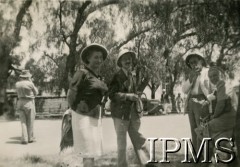 1945-1947, Kenia.
Prawdopodobnie grupa Polaków.
Fot. NN, kolekcja: Osiedla polskie w Afryce, Instytut Polski i Muzeum im. gen. Sikorskiego w Londynie