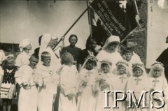 1945-1947, Rongai, Kenia. 
Osiedle dla polskich uchodźców. Grupa dzieci w dniu przyjęcia sakramentu Pierwszej Komunii Świętej.
Fot. NN, kolekcja: Osiedla polskie w Afryce, Instytut Polski i Muzeum im. gen. Sikorskiego w Londynie