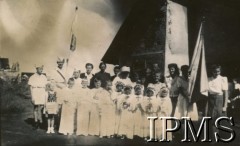 1945-1947, Rongai, Kenia. 
Osiedle dla polskich uchodźców. Grupa dzieci w dniu przyjęcia sakramentu Pierwszej Komunii Świętej.
Fot. NN, kolekcja: Osiedla polskie w Afryce, Instytut Polski i Muzeum im. gen. Sikorskiego w Londynie