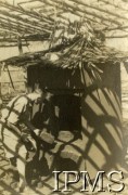 1944-1945, Morogoro, Tanganika (obecnie Tanzania).
Osiedle dla polskich uchodźców. Mężczyzna przy piecu.
Fot. NN, kolekcja: Osiedla polskie w Afryce, Instytut Polski i Muzeum im. gen. Sikorskiego w Londynie