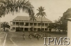1944-1945, Tanganika (obecnie Tanzania).
Dzieci murzyńskie i dorośli na placu przed budynkiem.
Fot. NN, kolekcja: Osiedla polskie w Afryce, Instytut Polski i Muzeum im. gen. Sikorskiego w Londynie