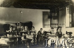 1944-1945, Morogoro, Tanganika (obecnie Tanzania).
Osiedle dla polskich uchodźców. Kobiety w pracowni krawieckiej. 
Fot. NN, kolekcja: Osiedla polskie w Afryce, Instytut Polski i Muzeum im. gen. Sikorskiego w Londynie