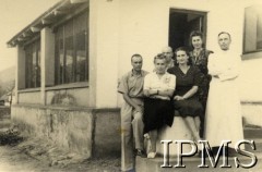 1944-1945, Morogoro, Tanganika (obecnie Tanzania).
Osiedle dla polskich uchodźców. Mieszkańcy osiedla w towarzystwie księdza.
Fot. NN, kolekcja: Osiedla polskie w Afryce, Instytut Polski i Muzeum im. gen. Sikorskiego w Londynie