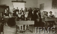 Ok. 1944, Rusape, Rodezja Południowa.
Osiedle dla polskich uchodźców. Grupa uczennic szkoły powszechnej z nauczycielką Olgą Jagielnicką.
Fot.: NN, kolekcja: Osiedla polskie w Afryce, Instytut Polski i Muzeum im. gen. Sikorskiego w Londynie