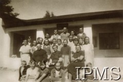 1943, Rusape, Rodezja Południowa.
Osiedle dla polskich uchodźców. Uczniowie trzeciej klasy szkoły powszechnej. Na dole po prawej siedzi Teofil Sudomiak, w rzędzie powyżej od lewej: ksiądz Zygmunt Siemaszko, kierowniczka szkoły Augustyna Szpakowska oraz opiekunka klasy Stefania Jneczek.
Fot.: NN, kolekcja: Osiedla polskie w Afryce, Instytut Polski i Muzeum im. gen. Sikorskiego w Londynie