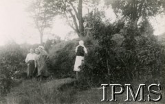 1943-1946, Rusape, Rodezja Południowa.
Osiedle dla polskich uchodźców. Kobiety podczas budowy stogu siana.
Fot. NN, kolekcja: Osiedla polskie w Afryce, Instytut Polski i Muzeum im. gen. Sikorskiego w Londynie