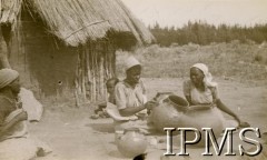 1943-1946, Rusape, Rodezja Południowa.
Kobiety z wioski w okolicy osiedla dla polskich uchodźców podczas wyrobu dzbanów.
Fot. NN, kolekcja: Osiedla polskie w Afryce, Instytut Polski i Muzeum im. gen. Sikorskiego w Londynie