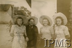 1943-1946, Rusape, Rodezja Południowa.
Osiedle dla polskich uchodźców. Kobiety w kapeluszach własnoręcznie wykonanych.
Fot. NN, kolekcja: Osiedla polskie w Afryce, Instytut Polski i Muzeum im. gen. Sikorskiego w Londynie
