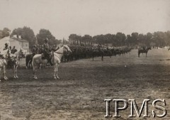 Lata 20., Polska.
Pułk kawalerii na placu w koszarach.
Fot. NN, Instytut Polski im. Gen. Sikorskiego w Londynie [Album nr 686 z kolekcji 554 XII/4]