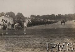 Lata 20., Polska.
Pułk kawalerii na placu w koszarach.
Fot. NN, Instytut Polski im. Gen. Sikorskiego w Londynie [Album nr 686 z kolekcji 554 XII/4]