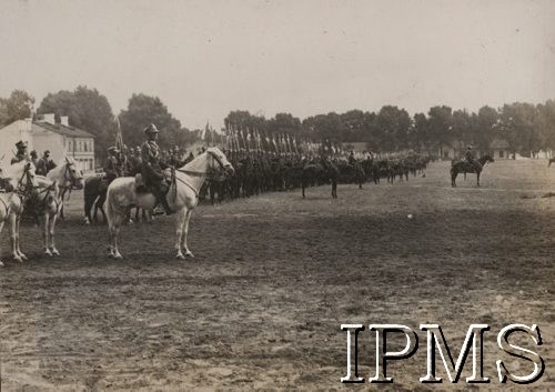 Lata 20., Polska.
Pułk kawalerii na placu w koszarach.
Fot. NN, Instytut Polski im. Gen. Sikorskiego w Londynie [Album nr 686 z kolekcji 554 XII/4]