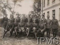 Lata 20., Polska.
Uczestnicy bitwy pod Krechowcami dnia 24.07.1917. Siedzą od lewej: rtm. Feliks  Kopeć, rtm. Wysocki, płk Zygmunt Podhorski, płk Feliks Dziewicki, mjr Chmielewski, rtm Bolesław Kentro. Stoją: st. wach. Antoni Sitnik, wach. Pitulski, rtm. W. Święcicki, rtm. Mikke, mjr Edward Milewski, rtm. Cieszkowski, por. Chmielewski, rtm. Przewłocki, st. wach. Mikoda, st. wach. Kruszewski.
Fot. NN, Instytut Polski im. Gen. Sikorskiego w Londynie [Album nr 686 z kolekcji 554 XII/4]