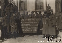 1919, okolice Antopola, Polska.
Wojna polsko-bolszewicka. Sztandar bolszewicki zdobyty pod Antopolem przez 24 pułk piechoty.
Fot. NN, Instytut Polski im. gen. Sikorskiego w Londynie [Kolekcja nr 80 - ppłk. dypl. Jerzy Grobicki, szef sztabu 9 D.P. - Walki 9 Dywizji Podlaskiej o Pińsk i Łuniniec w 1919]