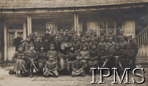 1919, brak miejsca.
Wojna polsko-bolszewicka. Misja amerykańskiego Czerwonego Krzyża i sztab dywizji w otoczeniu oficerów 24 pułku piechoty.
Fot. NN, Instytut Polski im. Gen. Sikorskiego w Londynie [Kolekcja nr 80 - ppłk dypl. Jerzy Grobicki, szef sztabu 9 D.P. - Walki 9 Dywizji Podlaskiej o Pińsk i Łuniniec w 1919]