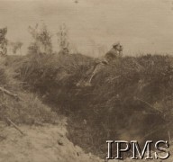 1919, Zaozerje, Rosja.
Wojna polsko-bolszewicka. Major Aleksander Narbutt-Łuczyński i szef sztabu dywizji obserwują walkę na grobli pod Zaozerjem.
Fot. NN, Instytut Polski im. gen. Sikorskiego w Londynie [Kolekcja nr 80 - ppłk. dypl. Jerzy Grobicki, szef sztabu 9 D.P. - Walki 9 Dywizji Podlaskiej o Pińsk i Łuniniec w 1919]