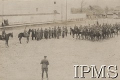 1919, Pińsk, Polska.
Wojna polsko-bolszewicka. Defilada 3 pułku ułanów  na Rynku w  Pińsku.
Fot. NN, Instytut Polski im. gen. Sikorskiego w Londynie [Kolekcja nr 80 - ppłk dypl. Jerzy Grobicki, szef sztabu 9 D.P. - Walki 9 Dywizji Podlaskiej o Pińsk i Łuniniec w 1919]