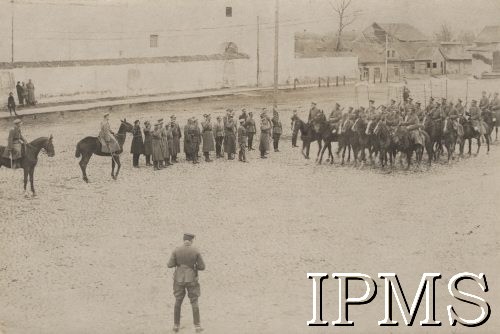 1919, Pińsk, Polska.
Wojna polsko-bolszewicka. Defilada 3 pułku ułanów  na Rynku w  Pińsku.
Fot. NN, Instytut Polski im. gen. Sikorskiego w Londynie [Kolekcja nr 80 - ppłk dypl. Jerzy Grobicki, szef sztabu 9 D.P. - Walki 9 Dywizji Podlaskiej o Pińsk i Łuniniec w 1919]