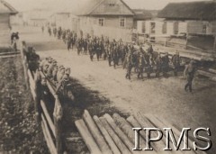 1919, Łyszcza, Polska.
Wojna polsko-bolszewicka. Oddział szturmowy żandarmerii polowej wchodzi do zdobytej Łyszczy.
Fot. NN, Instytut Polski im. gen. Sikorskiego w Londynie [Kolekcja nr 80 - ppłk. dypl. Jerzy Grobicki, szef sztabu 9 D.P. - Walki 9 Dywizji Podlaskiej o Pińsk i Łuniniec w 1919]