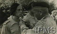 1944-1946, Włochy.
2 Warszawska Brygada Pancerna podczas kampanii włoskiej (po zakończeniu walk weszła w skład 2 Warszawskiej Dywizji Pancernej). Na zdjęciu uroczystość nadawania odznaczeń.
Fot. NN, Instytut Polski i Muzeum im. gen. Sikorskiego w Londynie [teczka - Armia Polska na Wschodzie, 2 Korpus Polski].