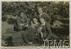 1943, Palestyna.
Polscy żołnierze i ochotniczki Pomocniczej Służby Kobiet w gaju pomarańczowym. 
Fot. NN, Instytut Polski i Muzeum im. gen. Sikorskiego w Londynie [teczka - Armia Polska na Wschodzie, 2 Korpus Polski].