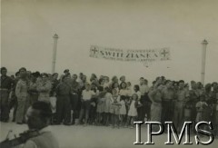 Lata 40., brak miejsca.
Polscy żołnierze i dzieci koło Gospody Żołnierskiej 
