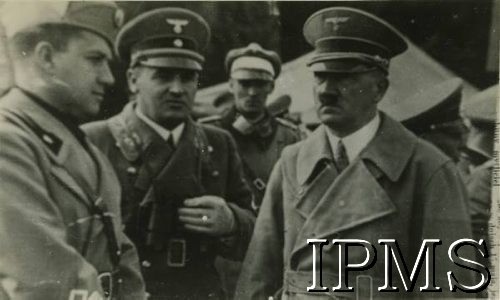 Przed 1944, brak miejsca.
Na zdjęciu od lewej: minister spraw zagranicznych Włoch Galeazzo Ciano, generalny gubernator okupowanych ziem polskich Hans Frank i Adolf Hitler.
Fot. NN, Instytut Polski i Muzeum im. gen. Sikorskiego w Londynie [teczka - Armia Polska na Wschodzie, 2 Korpus Polski].