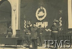 1945-1947, brak miejsca.
Uroczystość w szkole podchorążych, na zdjęciu żołnierze z 2 Warszawskiej Dywizji Pancernej. 
Fot. NN, Instytut Polski i Muzeum im. gen. Sikorskiego w Londynie [teczka - Armia Polska na Wschodzie, 2 Korpus Polski].
