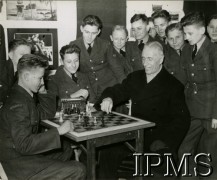 Około 1943, Wielka Brytania.
Prezydent RP Władysław Raczkiewicz gra w szachy z uczniami szkoły wojskowej.
Fot. Keystone Press Agency, Instytut Polski i Muzeum im. gen. Sikorskiego w Londynie