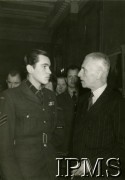 Lata 40., Wielka Brytania.
Prezydent RP Władysław Raczkiewicz rozmawia z mechanikiem RAF-u.
Fot. NN, Instytut Polski i Muzeum im. gen. Sikorskiego w Londynie