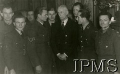 Lata 40., Wielka Brytania.
Prezydent RP Władysław Raczkiewicz rozmawia z mechanikami RAF-u.
Fot. NN, Instytut Polski i Muzeum im. gen. Sikorskiego w Londynie